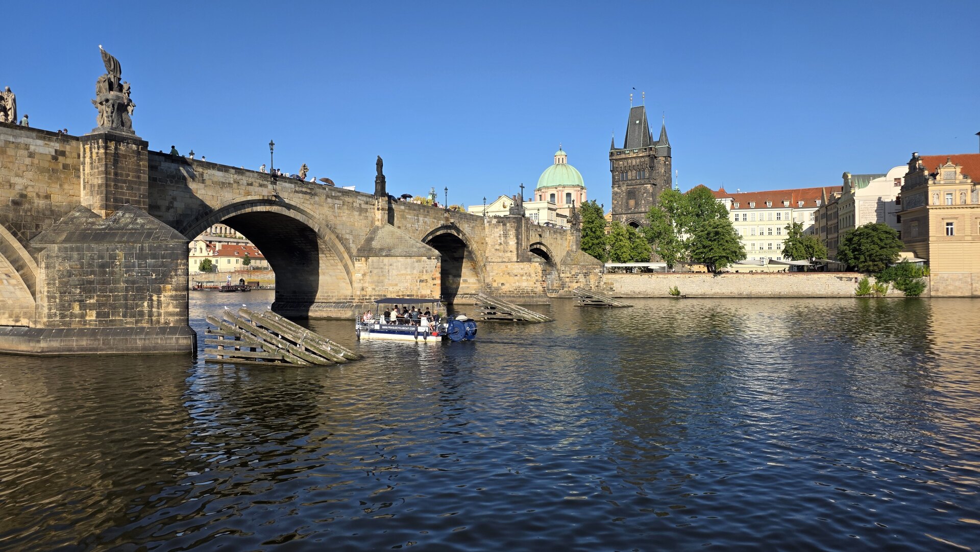 Karlsbrücke und Ausflugsschiff darunter