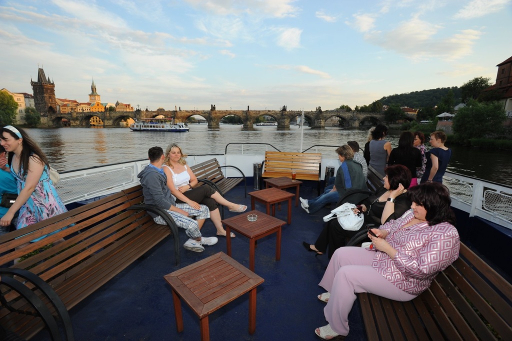 Tříhodinová plavba na Vltavě: Zážitek v srdci Prahy všemi smysly