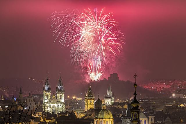 Novoroční ohňostroj nad Starým Městem v Praze